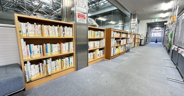 貸出図書棚